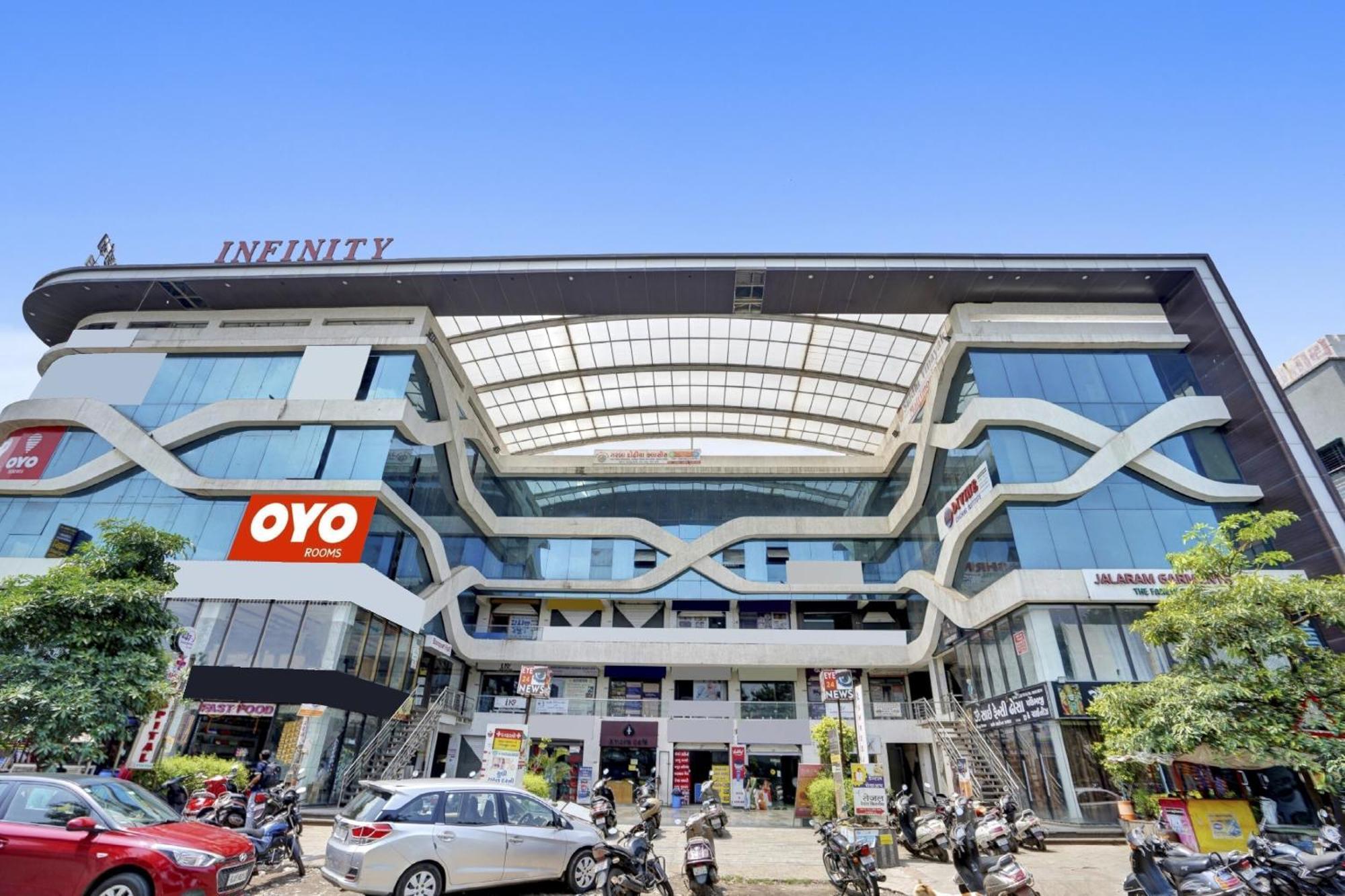 Hotel O Infinity Surate Exterior foto
