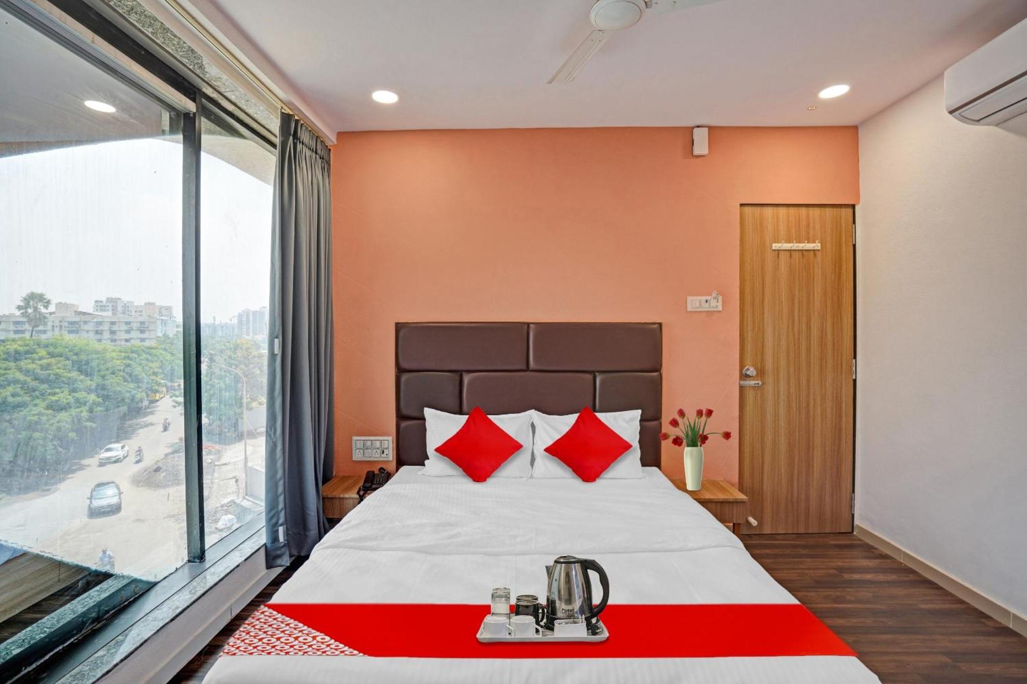 Hotel O Infinity Surate Exterior foto