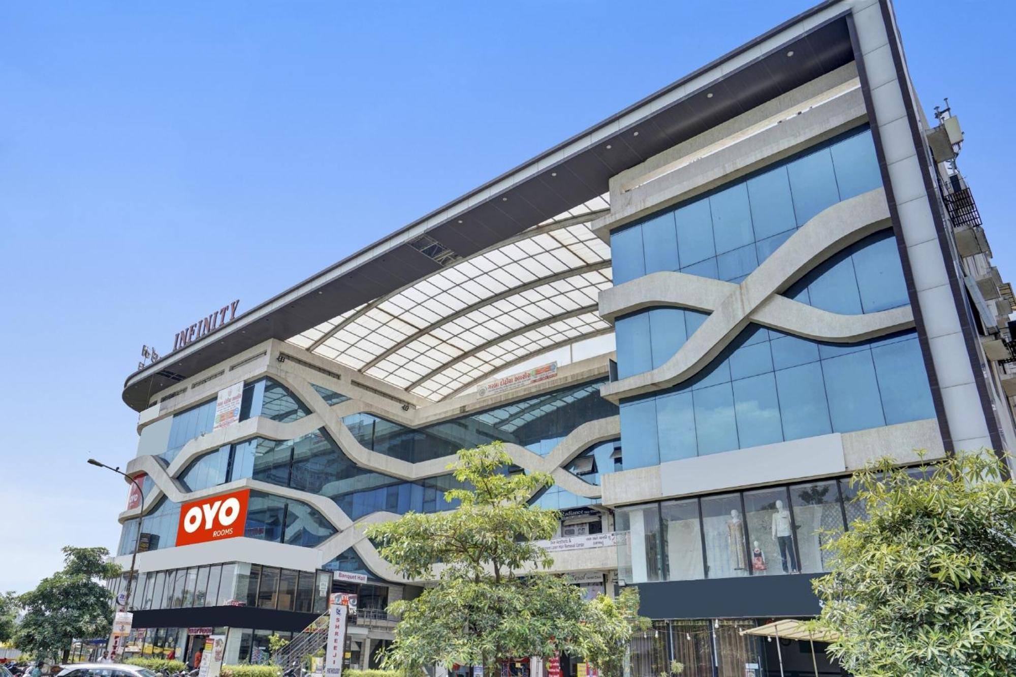 Hotel O Infinity Surate Exterior foto