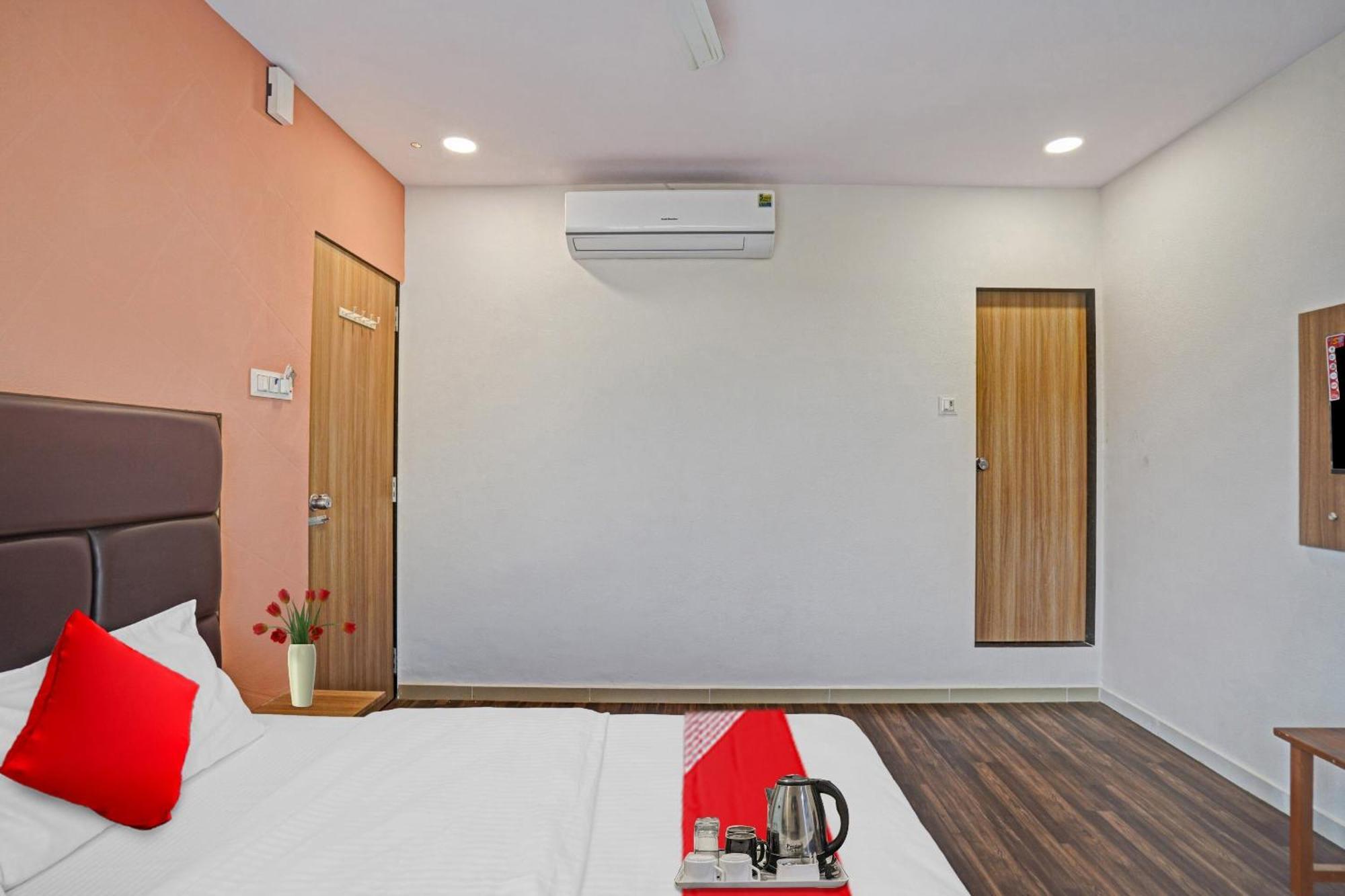 Hotel O Infinity Surate Exterior foto
