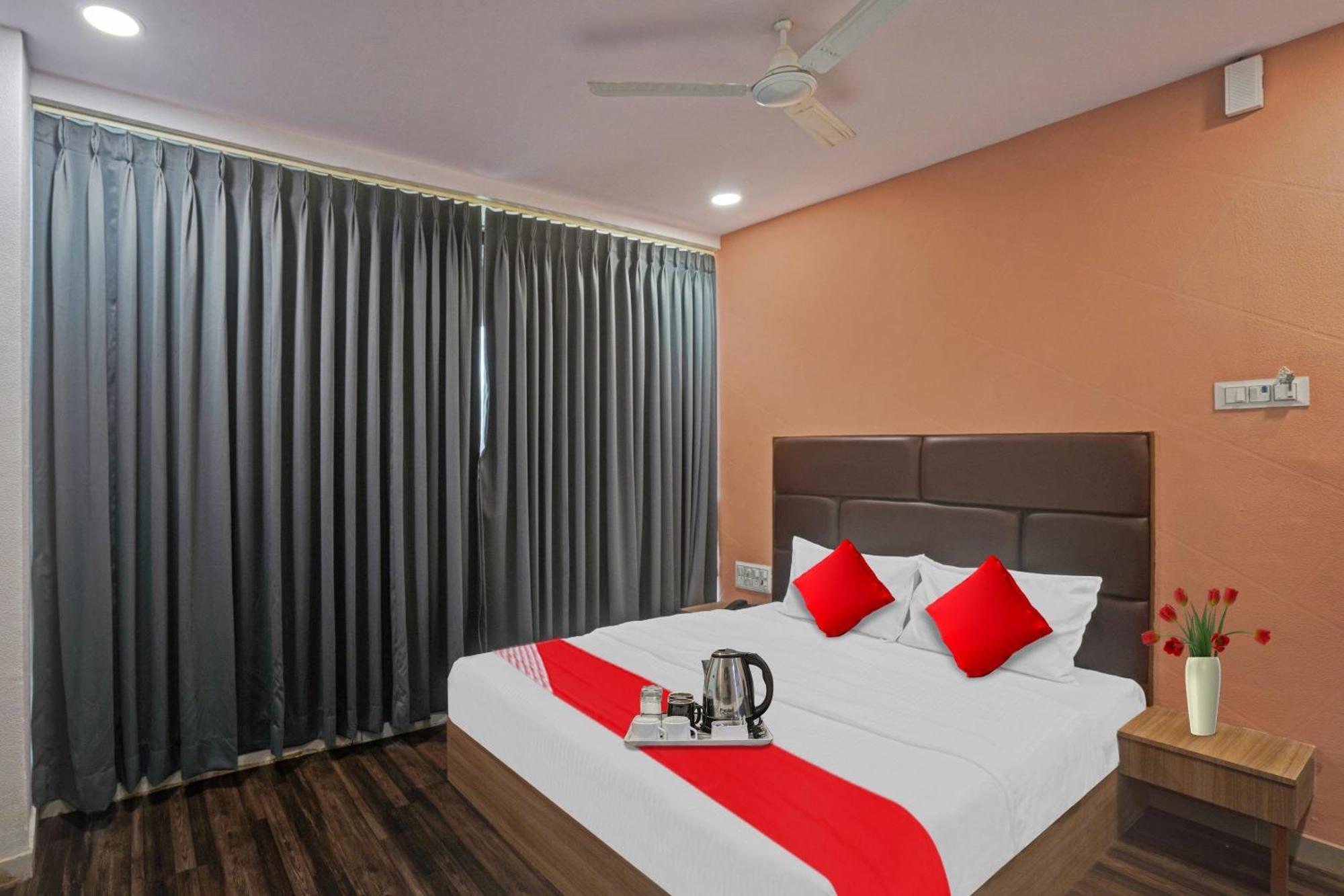 Hotel O Infinity Surate Exterior foto