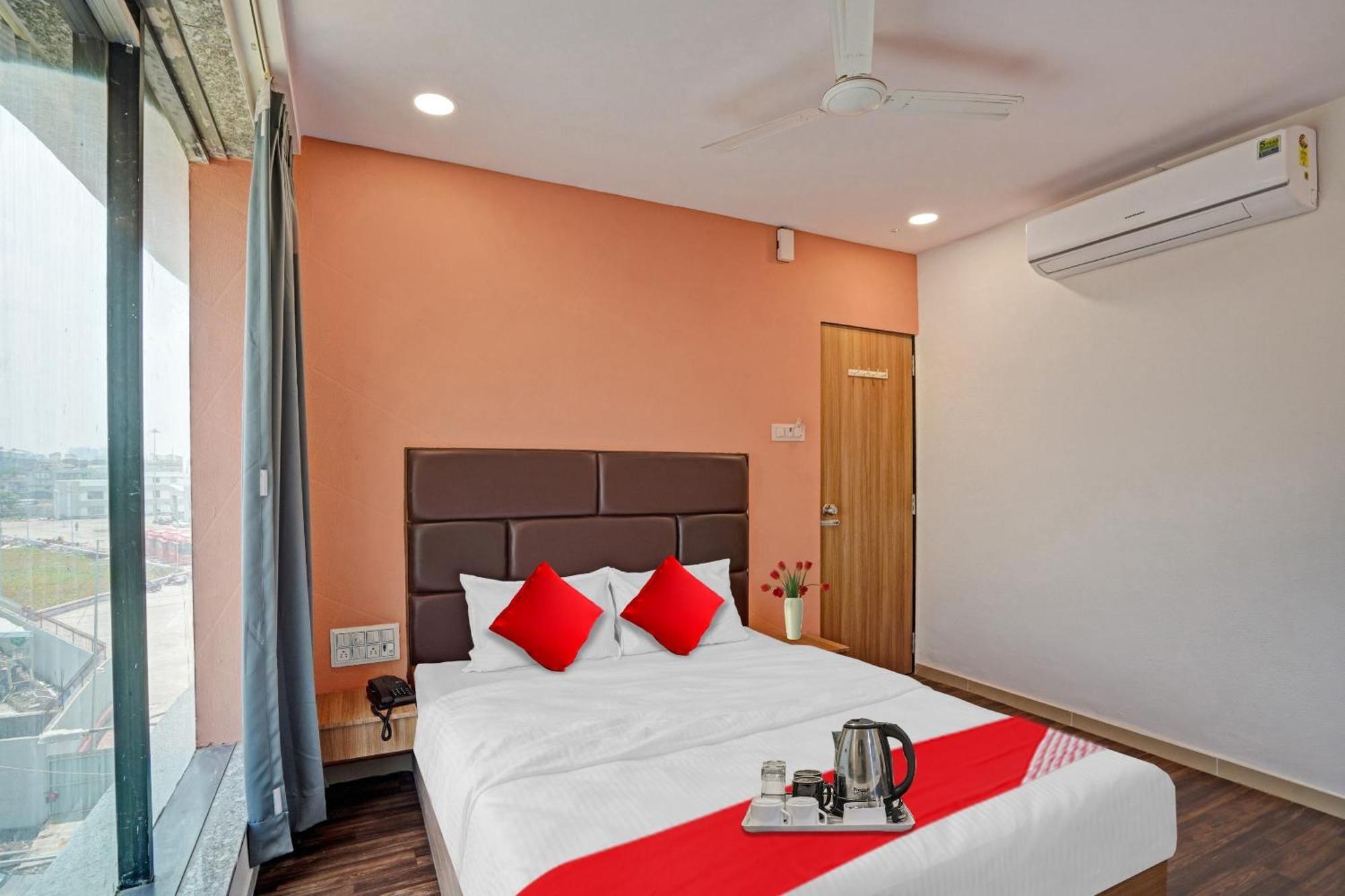 Hotel O Infinity Surate Exterior foto